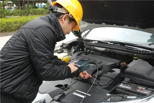 HIE系列便攜式工業(yè)內(nèi)窺鏡正在檢測汽車發(fā)動機(jī)缸體