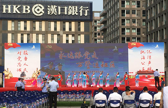 武漢市公安局東湖新技術(shù)開(kāi)發(fā)區(qū)分局主辦的“永遠(yuǎn)跟黨走，萬(wàn)警進(jìn)社區(qū)”科普活動(dòng)參排現(xiàn)場(chǎng)
