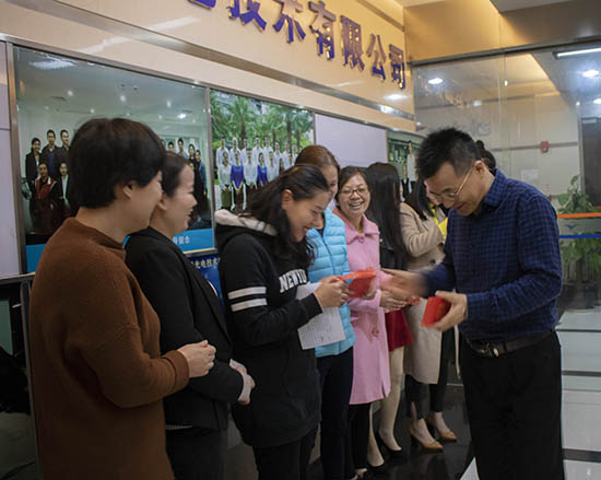 亞泰光電總經理鄭總2019三八婦女節(jié)給堅守崗位的女員工發(fā)紅包