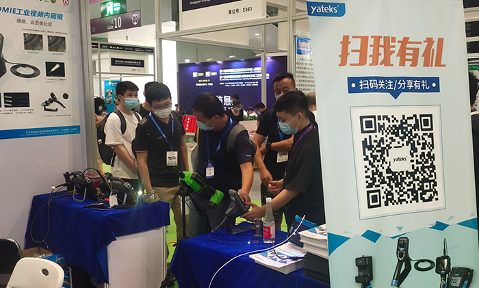 深圳工業(yè)內(nèi)窺鏡展展會現(xiàn)場亞泰光電展臺前現(xiàn)場觀眾試用亞泰光電內(nèi)窺鏡產(chǎn)品性能、特點(diǎn)