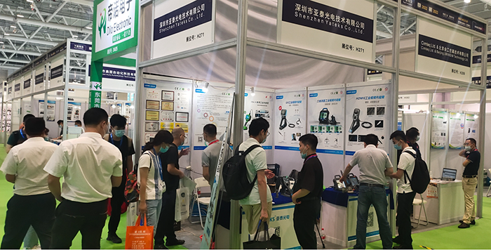 亞泰光電展臺前工作人員與現(xiàn)場觀眾交流、溝通并提供現(xiàn)場咨詢解答